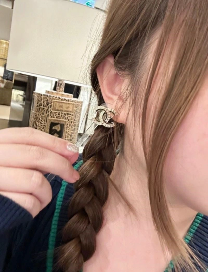 Sleek Chanel Earrings 225343