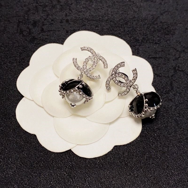 Chanel Earrings Cozy 225310
