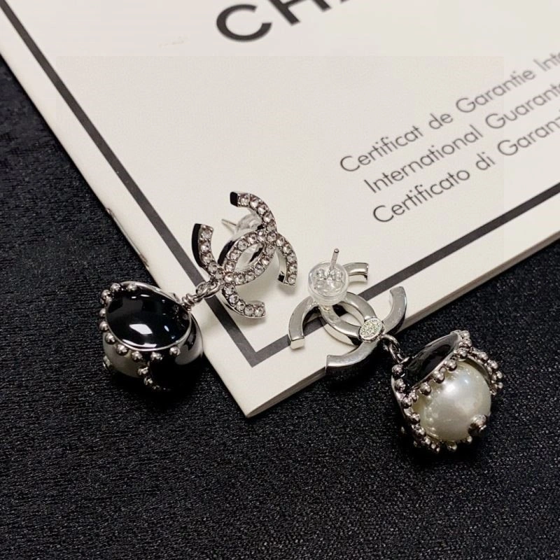Chanel Earrings Cozy 225310