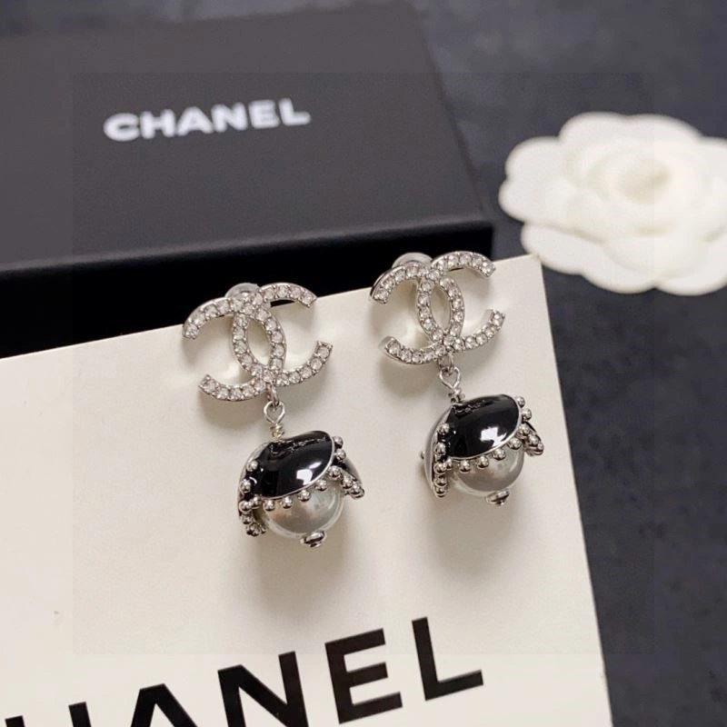Chanel Earrings Cozy 225310