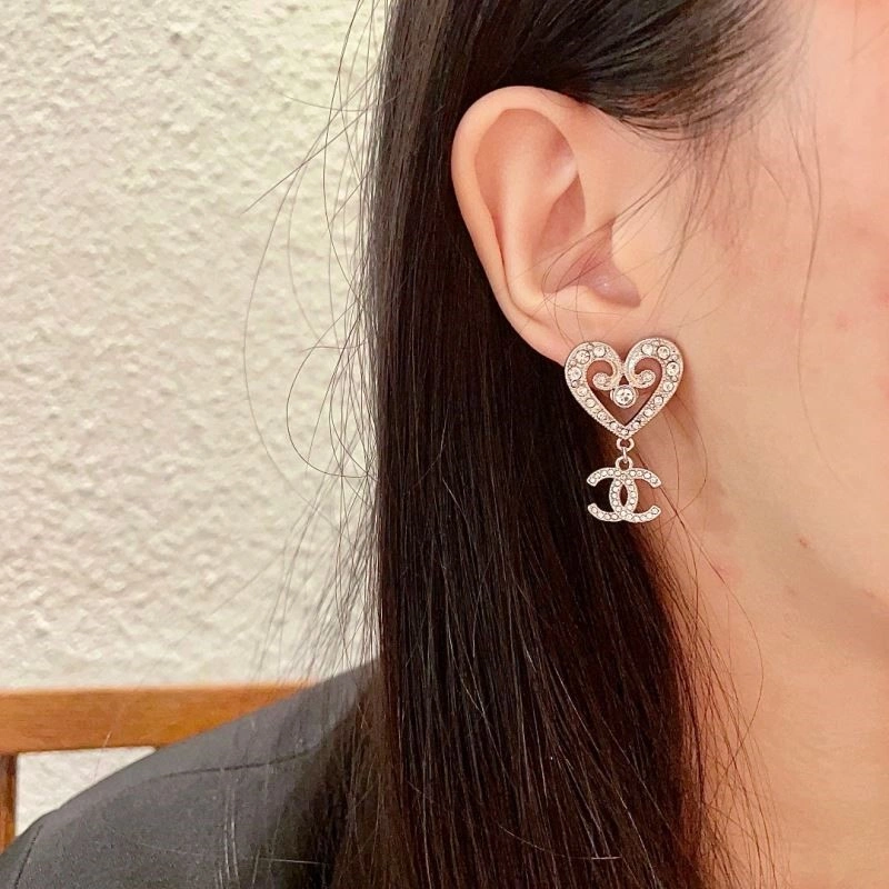 Snug Chanel Earrings 225149