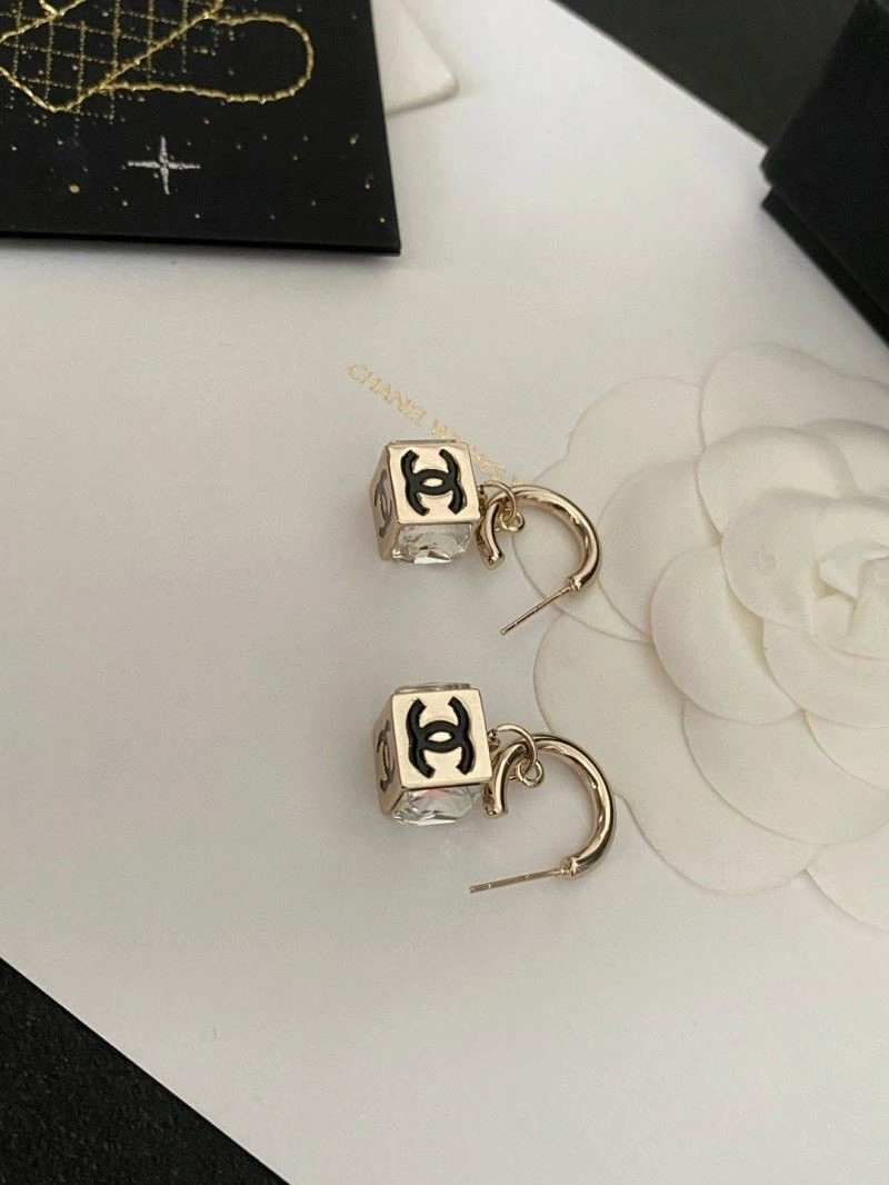 Minimalist Chanel Earrings 225092