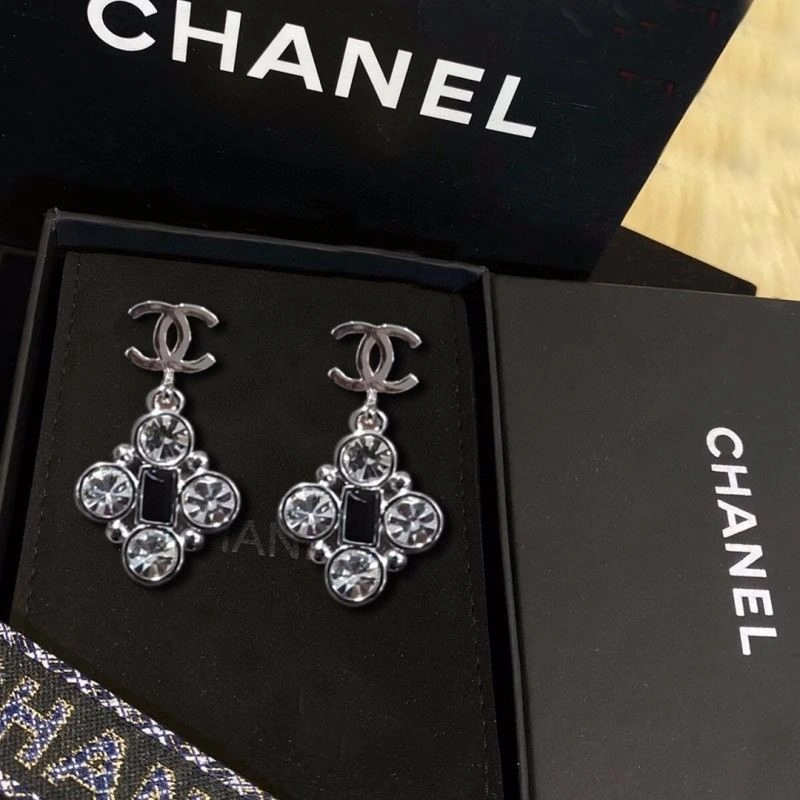 Chanel Earrings Stylish 225060