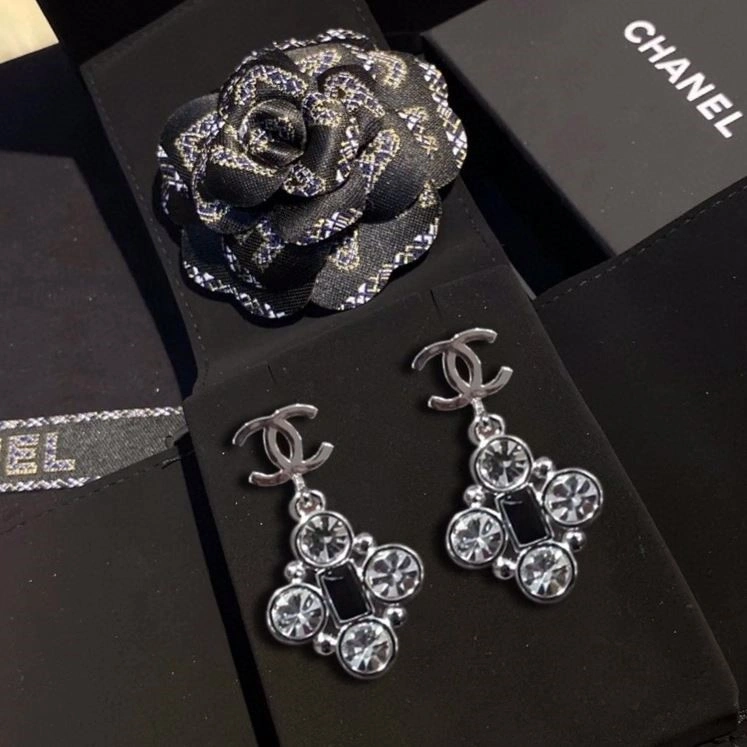Chanel Earrings Stylish 225060