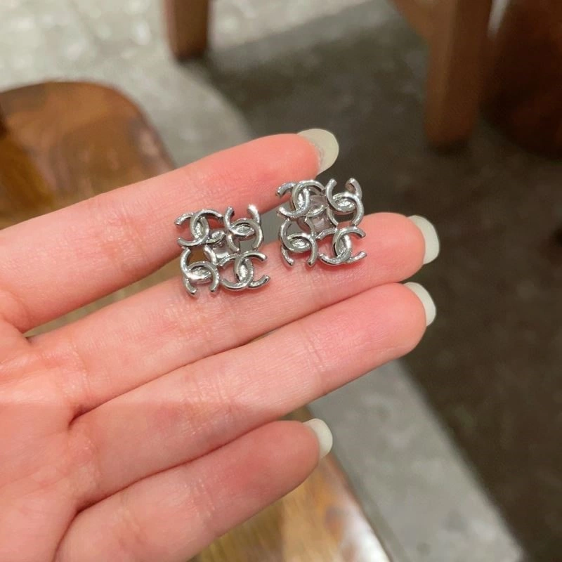 Chanel Earrings Comfortable 224999