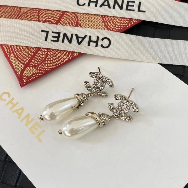 Lightweight Chanel Earrings 224251