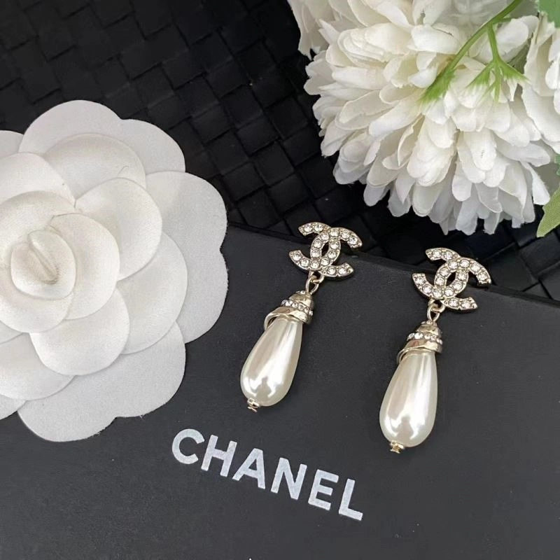 Lightweight Chanel Earrings 224251