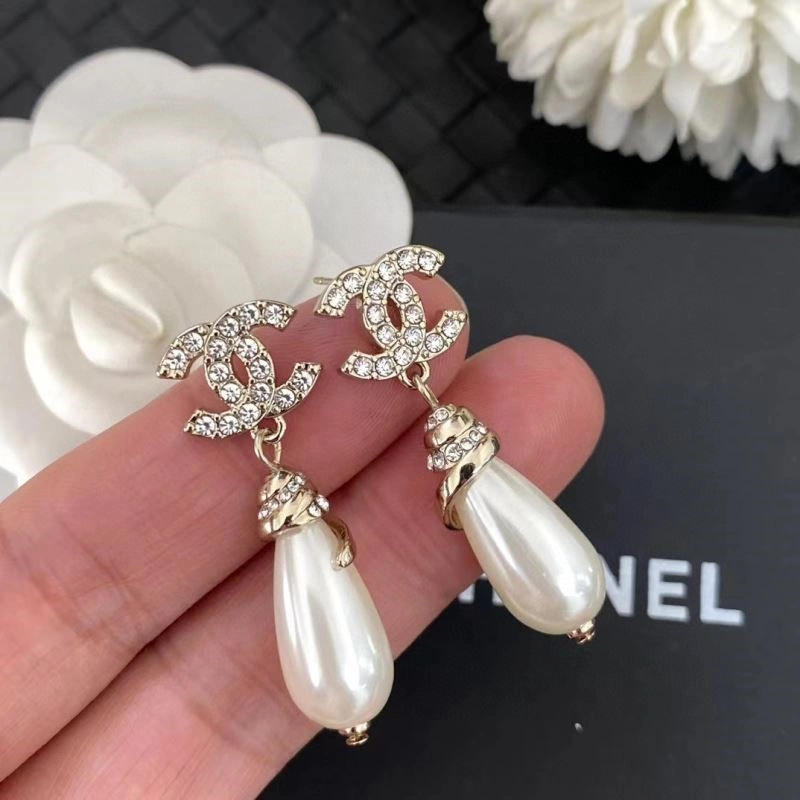 Lightweight Chanel Earrings 224251