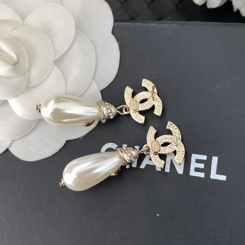 Lightweight Chanel Earrings 224251