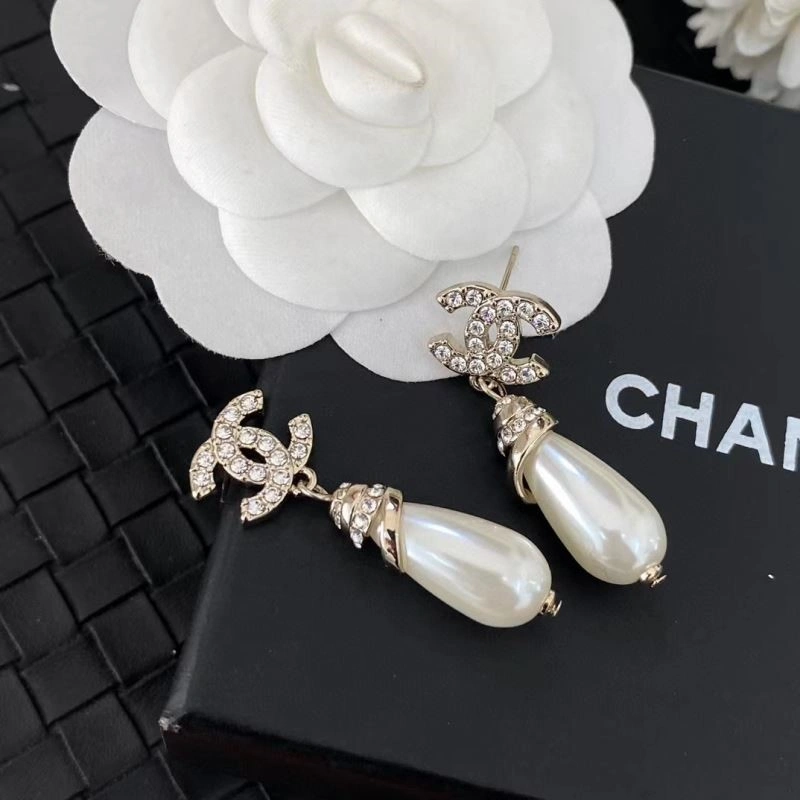 Lightweight Chanel Earrings 224251