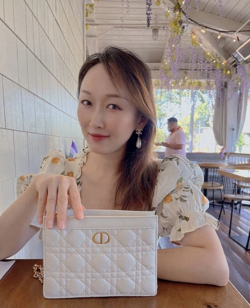 Lightweight Chanel Earrings 224251