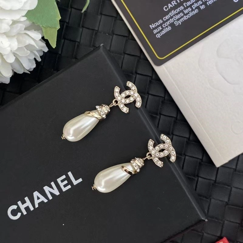 Lightweight Chanel Earrings 224251