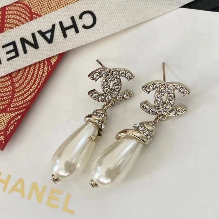 Lightweight Chanel Earrings 224251