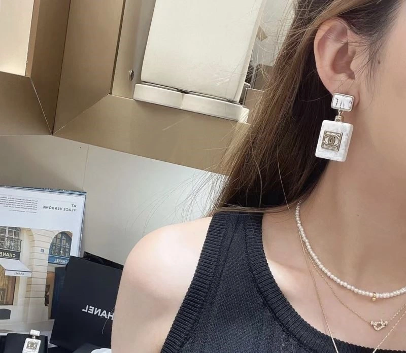 Lightweight Chanel Earrings 224129