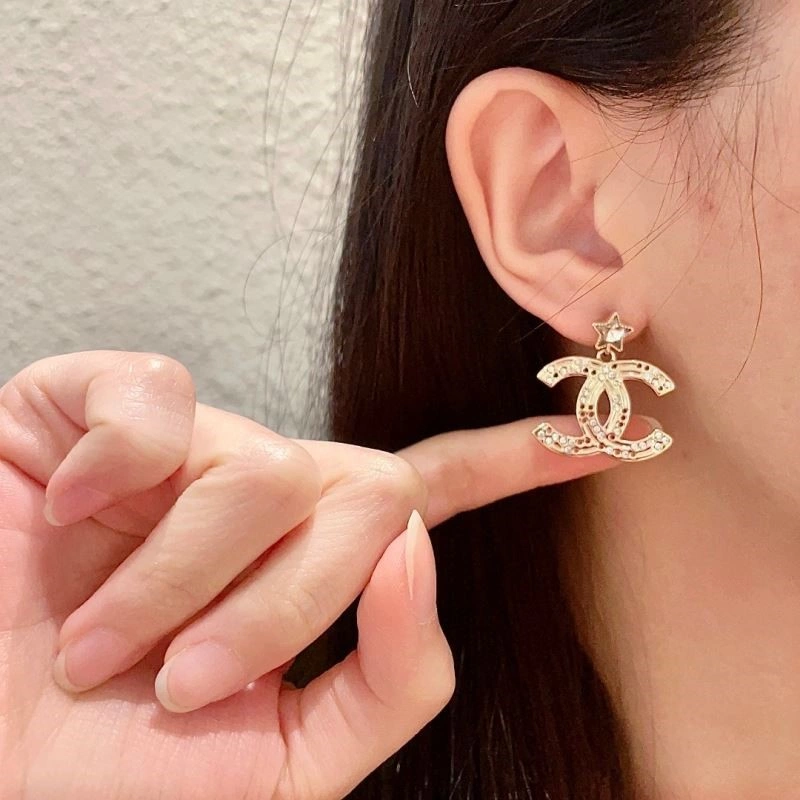 Lightweight Chanel Earrings 224122