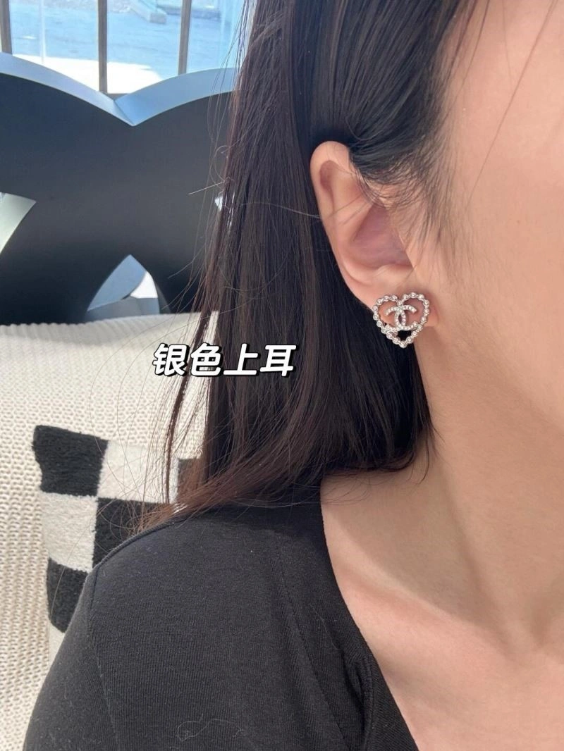 Unique Chanel Earrings 224084