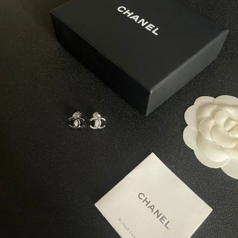 Lightweight Chanel Earrings 223936