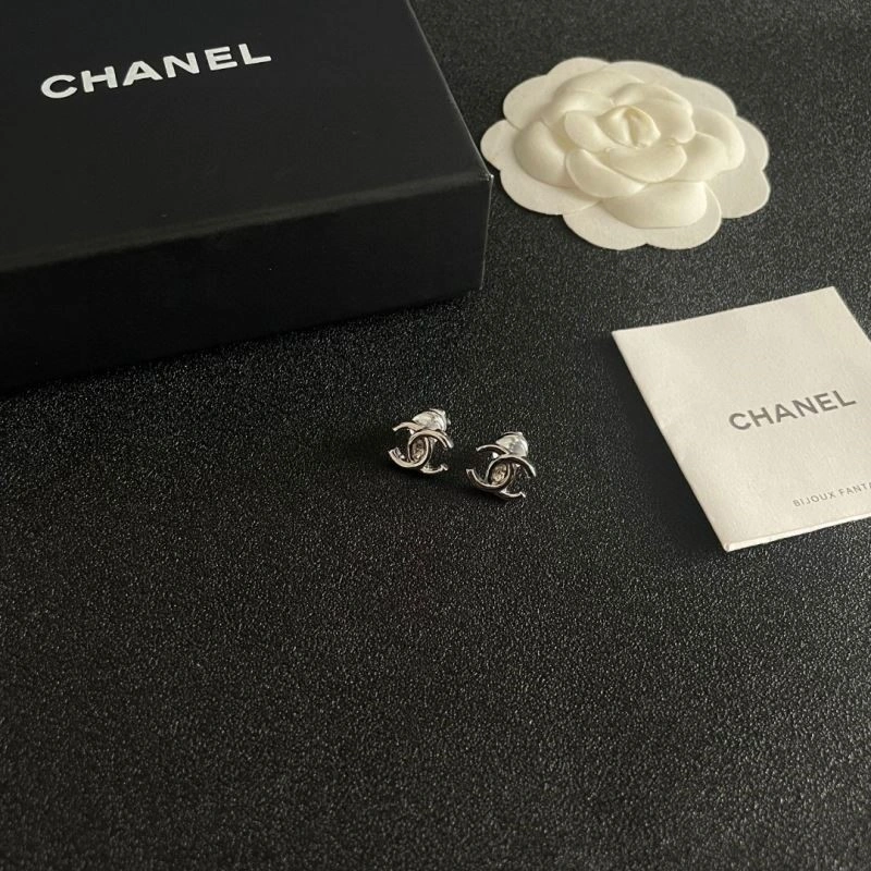 Lightweight Chanel Earrings 223936