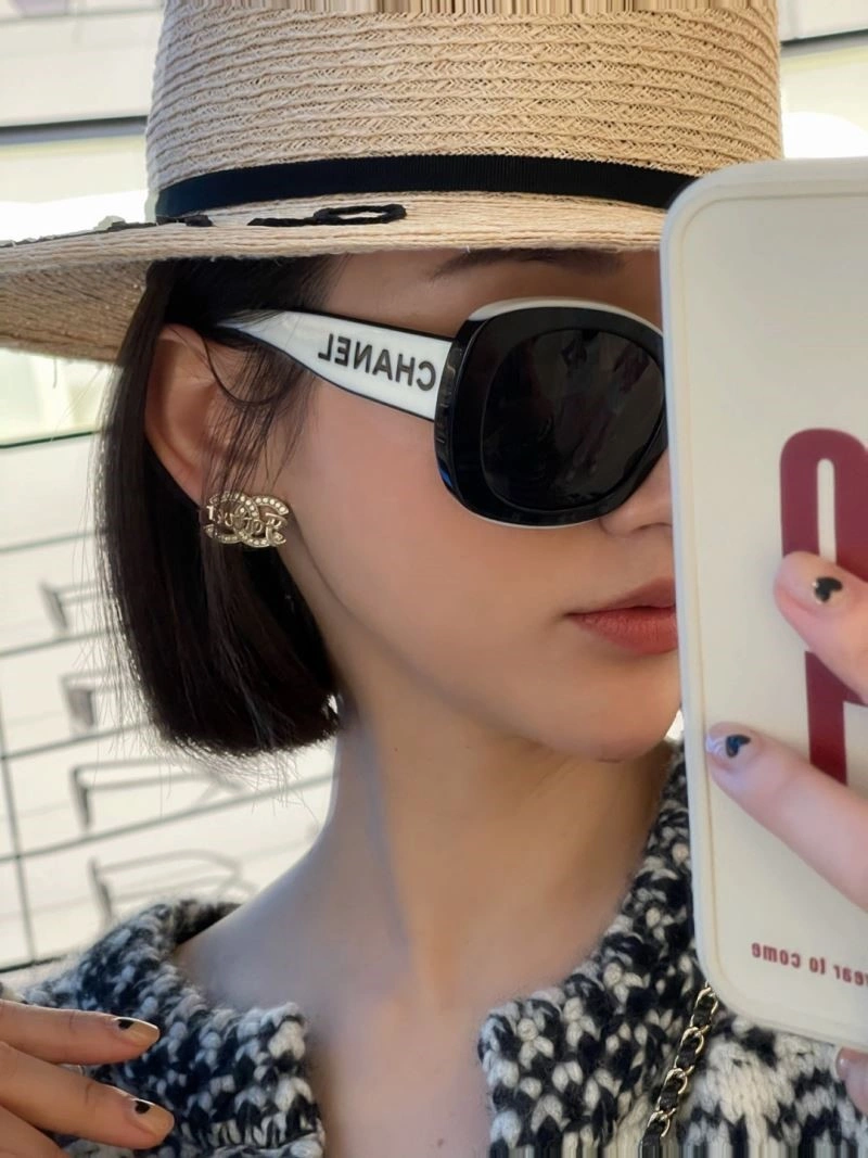 Sophisticated Chanel Earrings 223925
