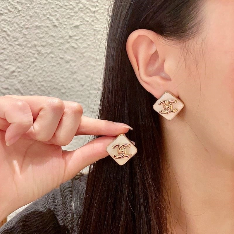 Sophisticated Chanel Earrings 223894