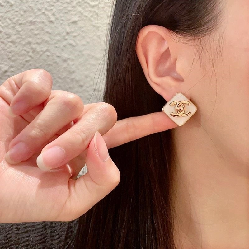 Sophisticated Chanel Earrings 223894