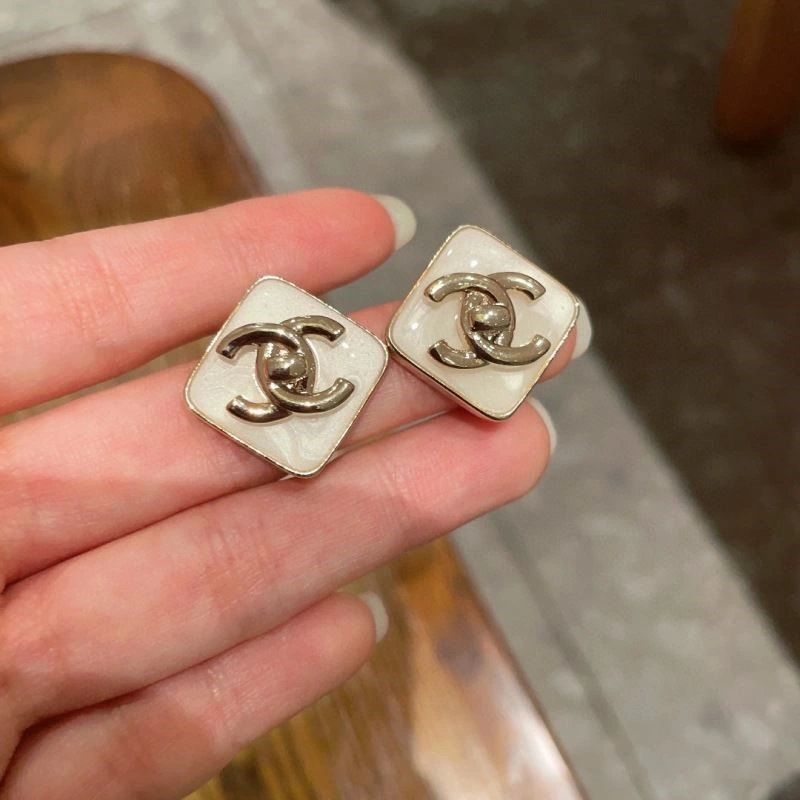 Sophisticated Chanel Earrings 223894