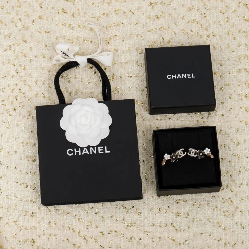 Lightweight Chanel Earrings 223737