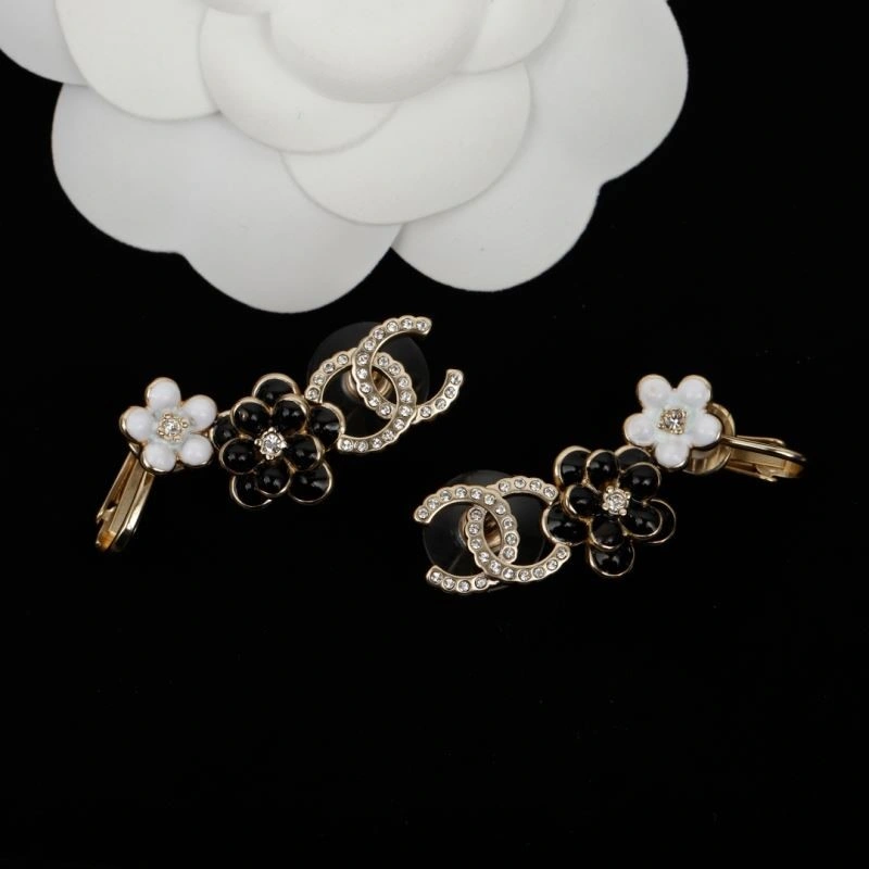 Lightweight Chanel Earrings 223737