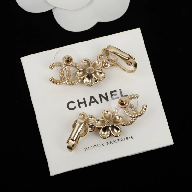 Lightweight Chanel Earrings 223737