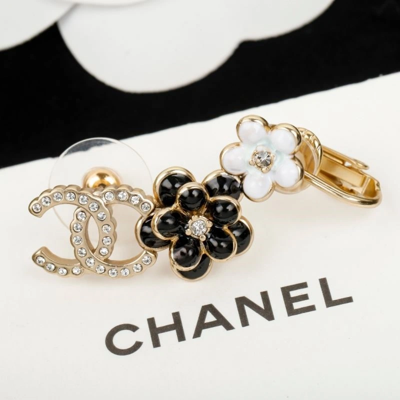 Lightweight Chanel Earrings 223737