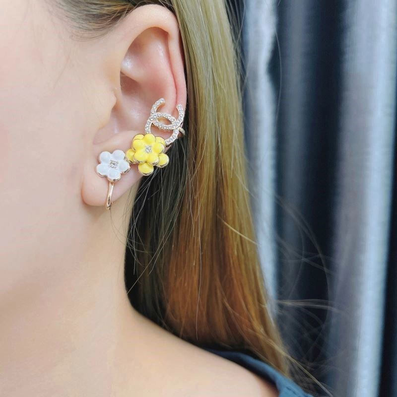 Lightweight Chanel Earrings 223737