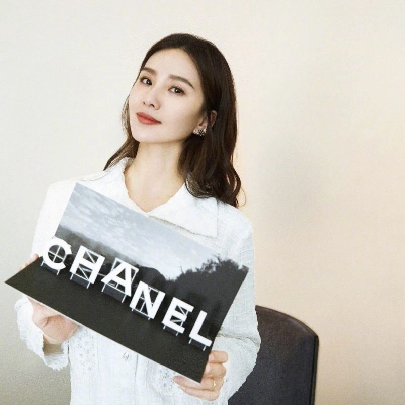 Lightweight Chanel Earrings 223737