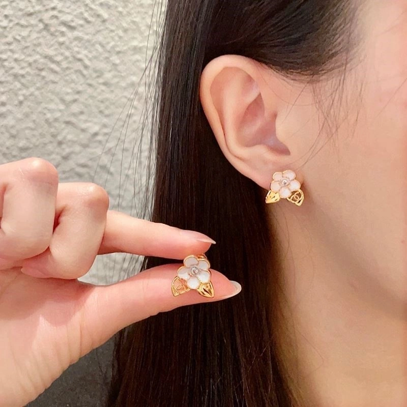Comfortable Chanel Earrings 223688