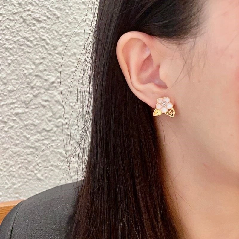 Comfortable Chanel Earrings 223688