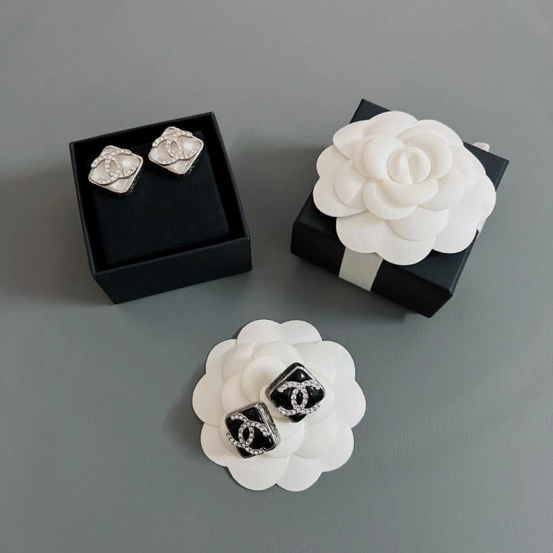 Sophisticated Chanel Earrings 223686
