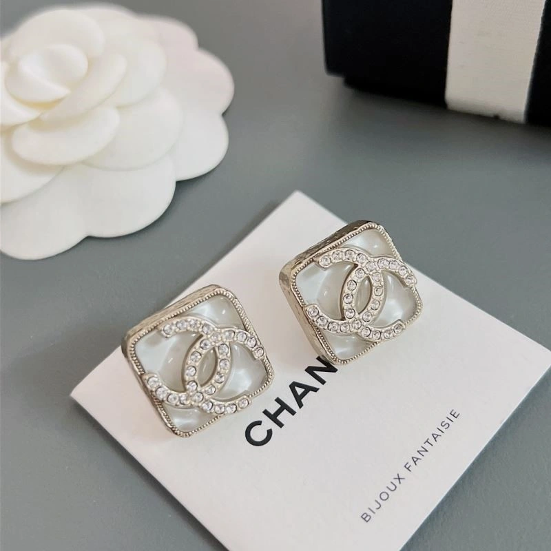 Sophisticated Chanel Earrings 223686