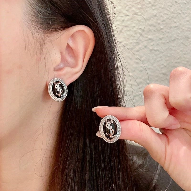 Lightweight Chanel Earrings 223117