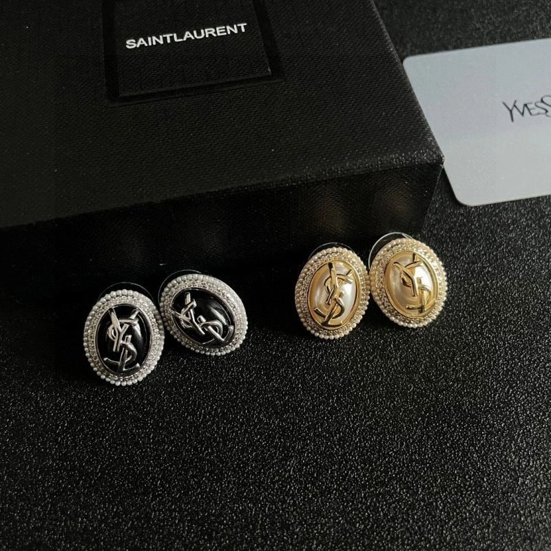 Lightweight Chanel Earrings 223117