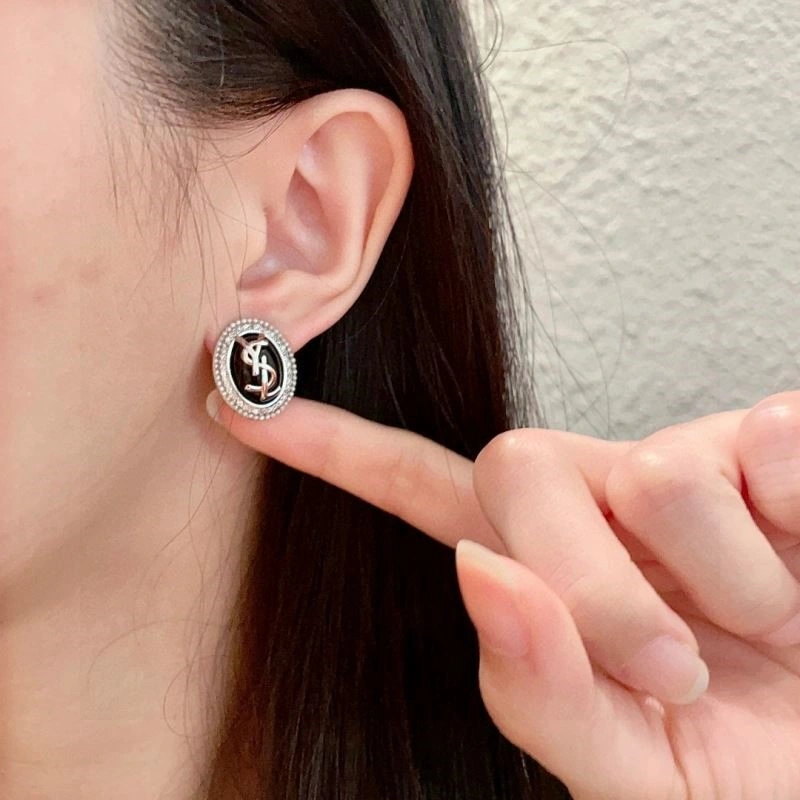 Lightweight Chanel Earrings 223117