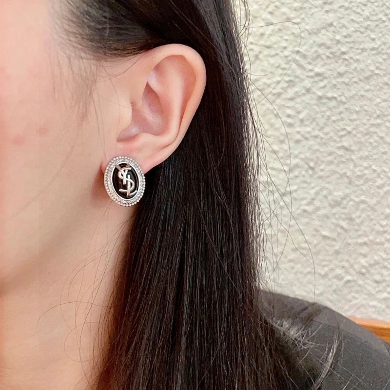 Lightweight Chanel Earrings 223117