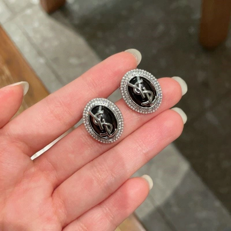 Lightweight Chanel Earrings 223117