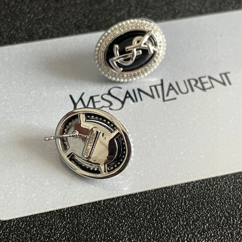 Lightweight Chanel Earrings 223117