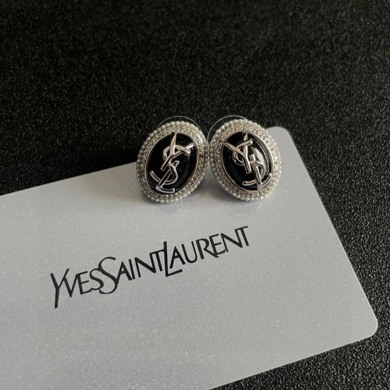 Lightweight Chanel Earrings 223117