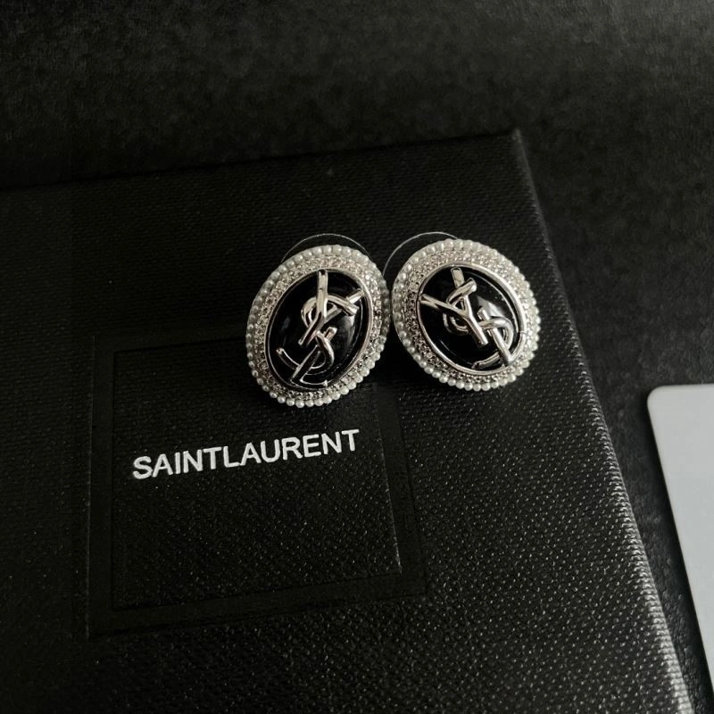 Lightweight Chanel Earrings 223117