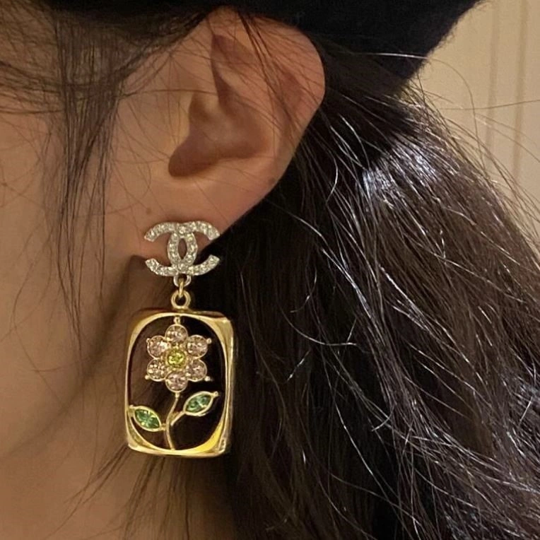 Chanel Earrings Cozy 222528