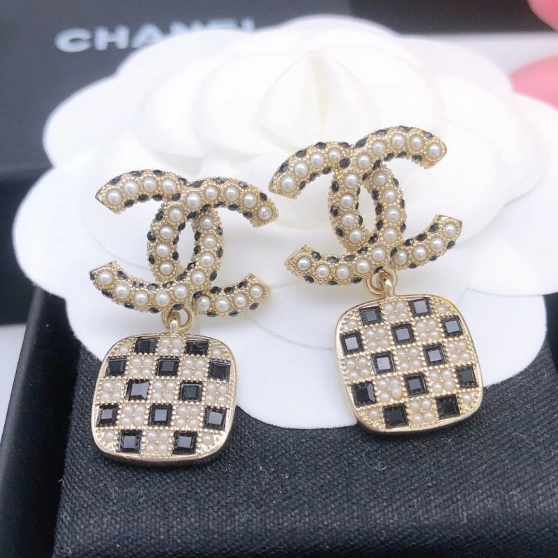 Trendy Chanel Earrings 222482
