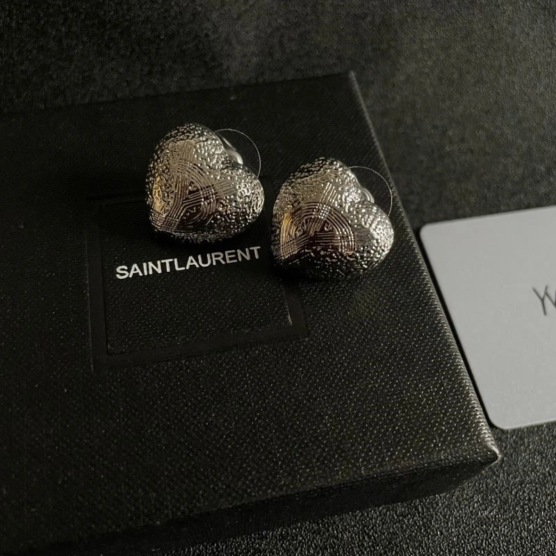 EyeCatching Chanel Earrings 222389