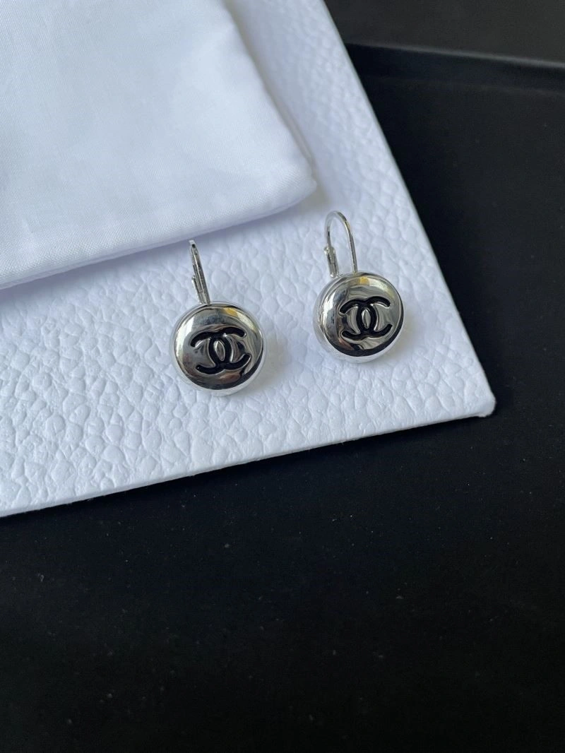 EyeCatching Chanel Earrings 221733
