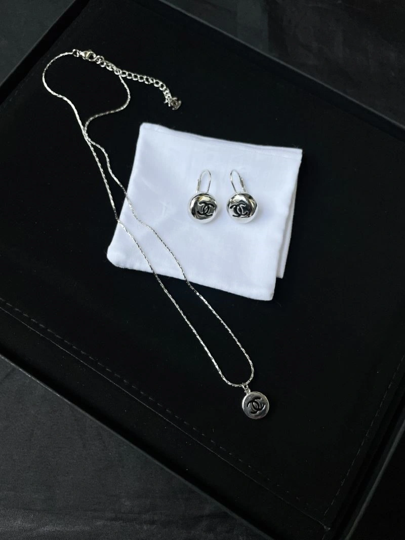 EyeCatching Chanel Earrings 221733