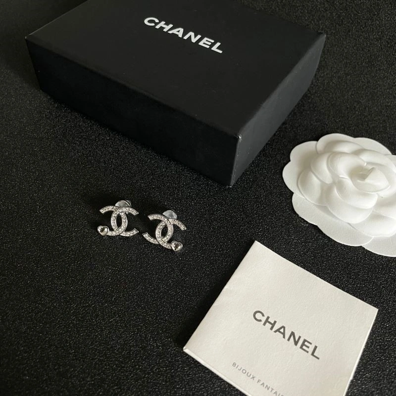 Lightweight Chanel Earrings 221700